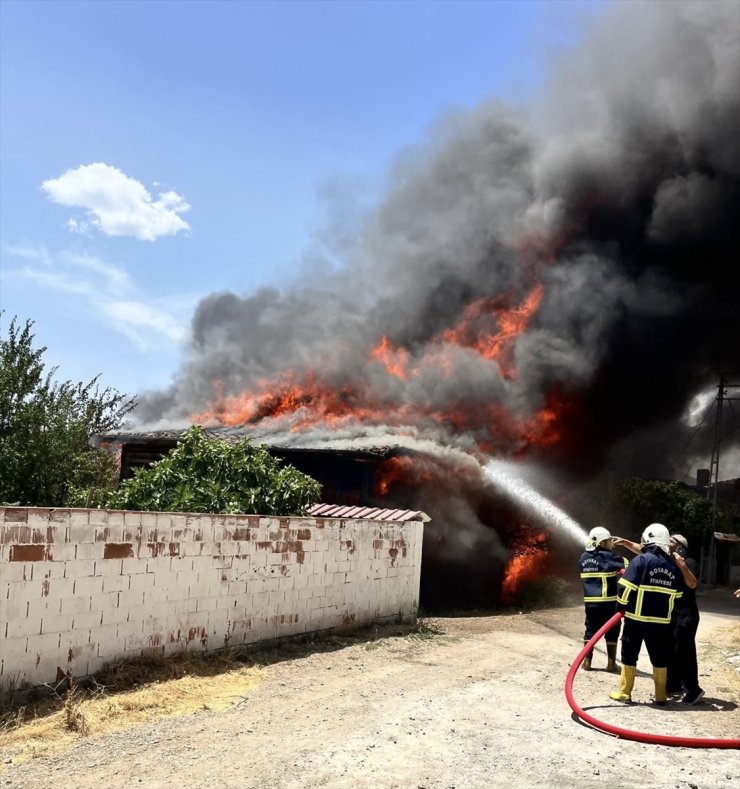 Sinop'ta çıkan yangında 6 ev yandı