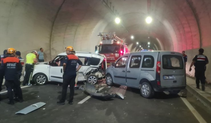 Sivas'ta tünel içinde araçlar çarpıştı 2 kişi yaralandı