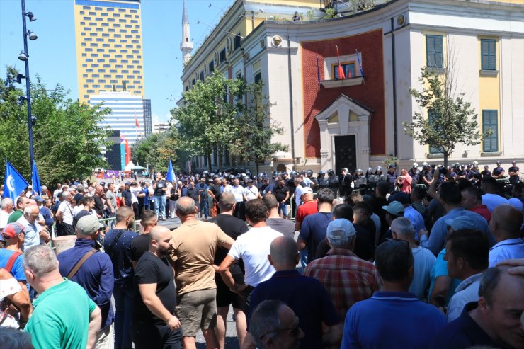 Arnavutluk'ta Belediye Başkanı Veliaj'ın istifasını talep eden protestolar sürüyor