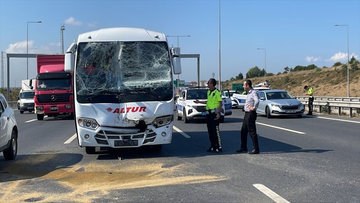 Başakşehir'de kamyonete çarpan midibüsün sürücüsü yaralandı