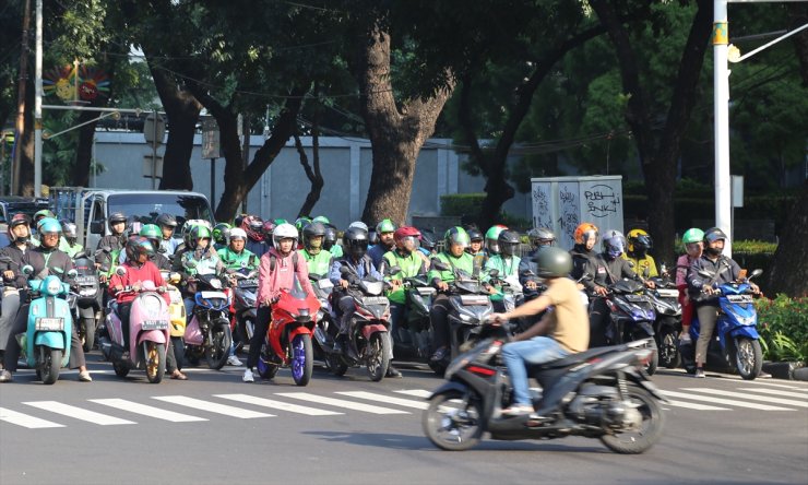 Endonezya'nın başkenti Cakarta'da trafikten bunalanların imdadına motosikletler yetişiyor