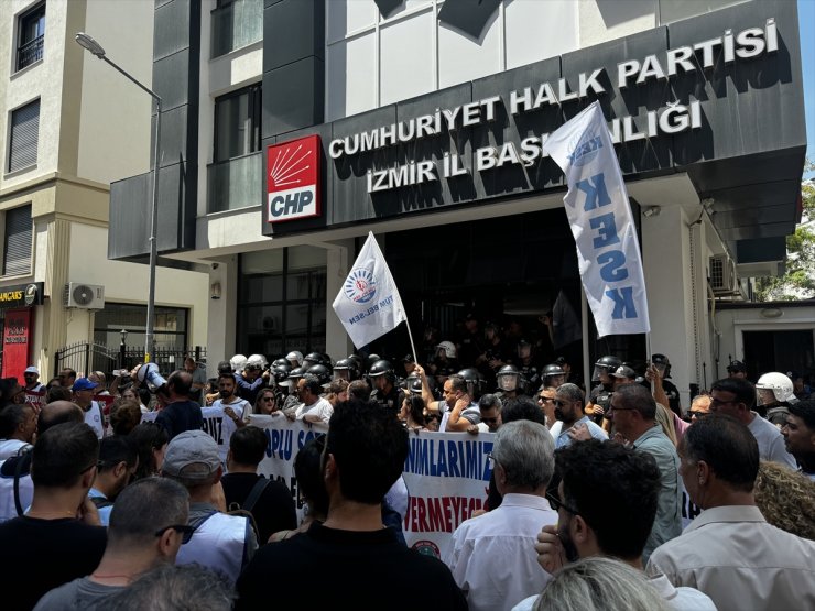 İzmir'de iş bırakan memurlar CHP İl Başkanlığına yürüdü