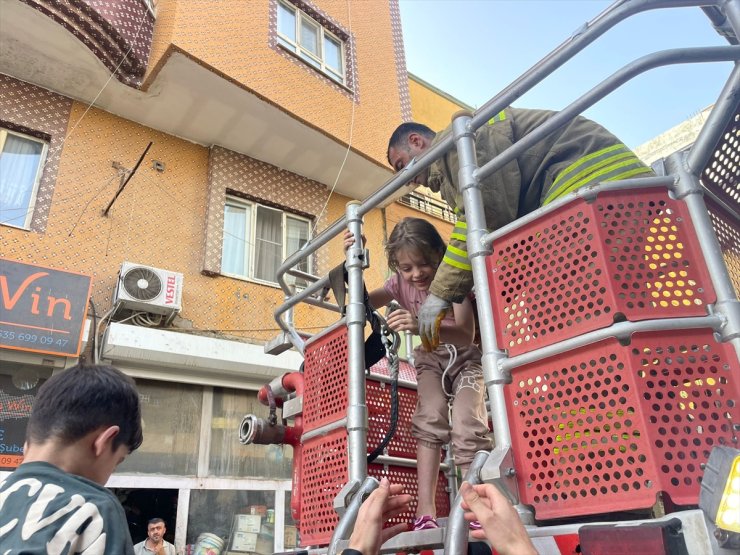 Mardin'de evde çıkan yangında 7 kişi dumandan etkilendi