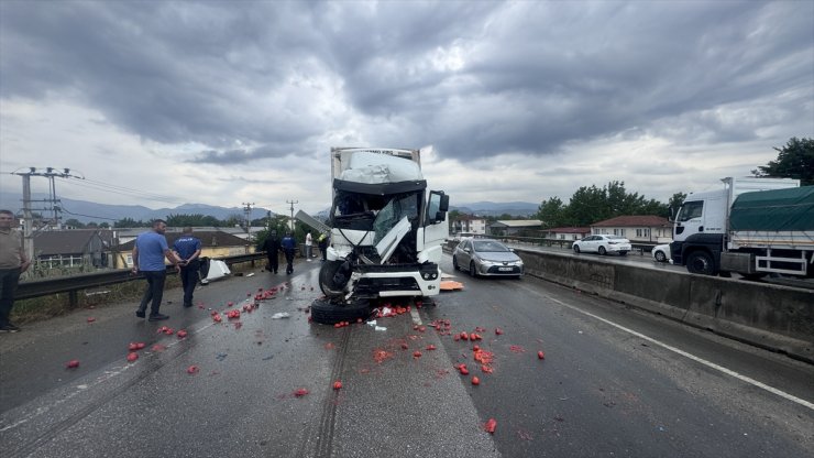 Sakarya'da zincirleme trafik kazasında 3 kişi yaralandı