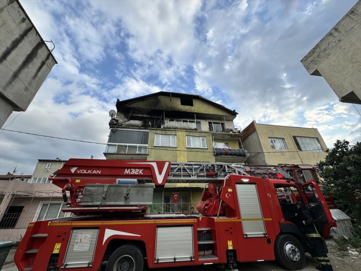 Bursa'da 3 katlı binadaki bir dairede çıkan yangın söndürüldü