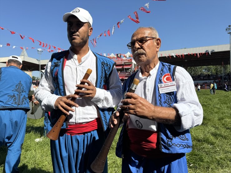 Dede ile torunu Kırkpınar'ın ritmini tutuyor