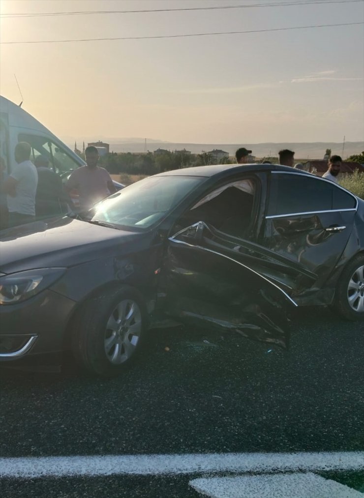 Elazığ'da iki otomobilin çarpışması sonucu 8 kişi yaralandı