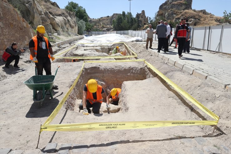 Kapadokya'da ulaşıma kapatılan kara yolunun altından nekropol çıktı