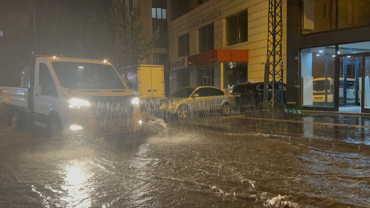 Kars'ta sağanak su baskınlarına neden oldu