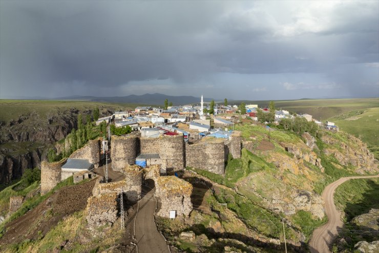 Kars'taki "kale köy" yıllardır Tunçkaya köyü sakinlerini ağırlıyor