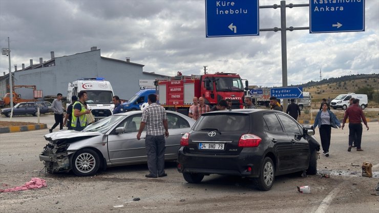 Kastamonu'da 3 aracın karıştığı trafik kazasında 12 kişi yaralandı