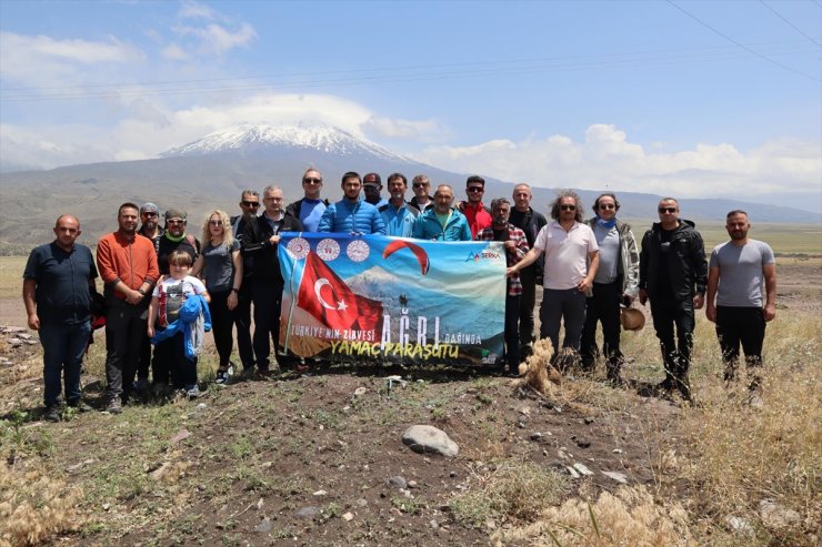 Tırmanış yaptığı Ağrı Dağı'nın zirvesinden paraşütle indi