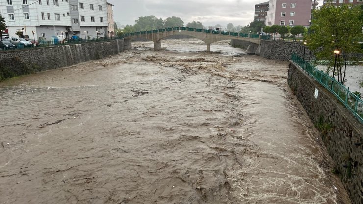 GÜNCELLEME - Samsun'da sağanak nedeniyle tarım arazileri su altında kaldı, iş yerlerini su bastı