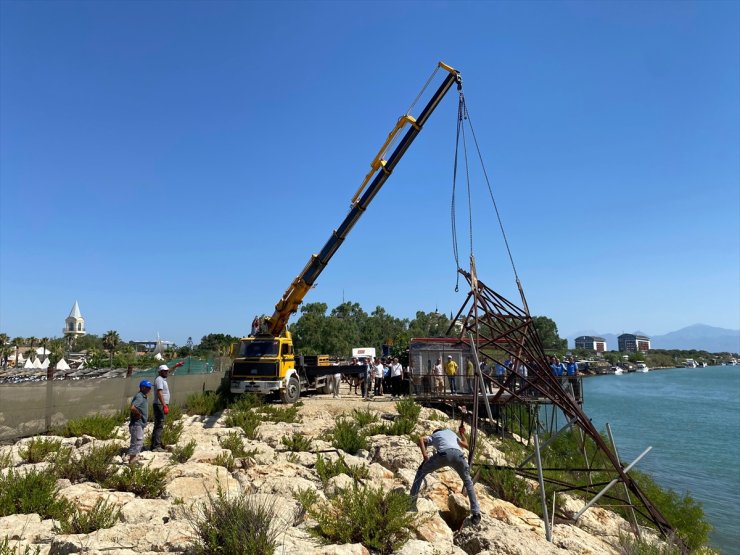 Antalya'da Aksu Çayı kenarındaki kaçak yapıların kaldırılmasına başlandı