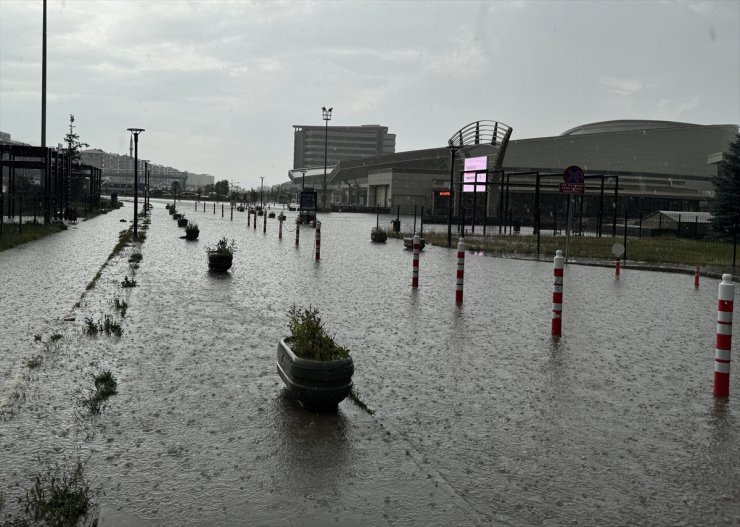 Erzurum'da sağanak hayatı olumsuz etkiledi