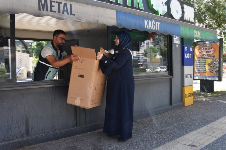 Gaziantepli kadın, çocuklara top almak için sokaklarda atık eşya topluyor