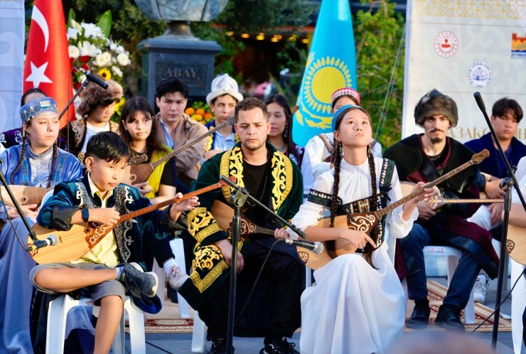 İstanbul'da Kazakistan'ın "Ulusal Dombra Günü" kutlandı