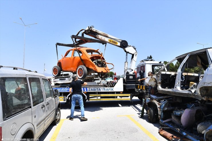 İzmir'de terk edilmiş hurda araçlar geri dönüştürülüyor