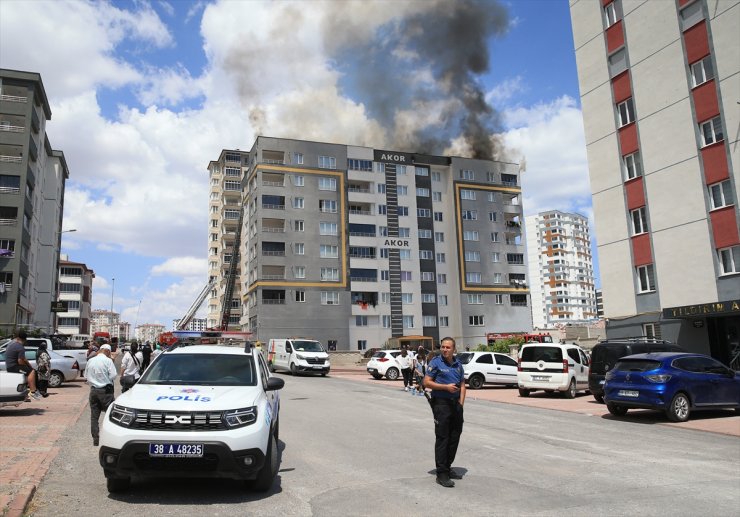 Kayseri'de apartmanın çatısında çıkan yangın söndürüldü