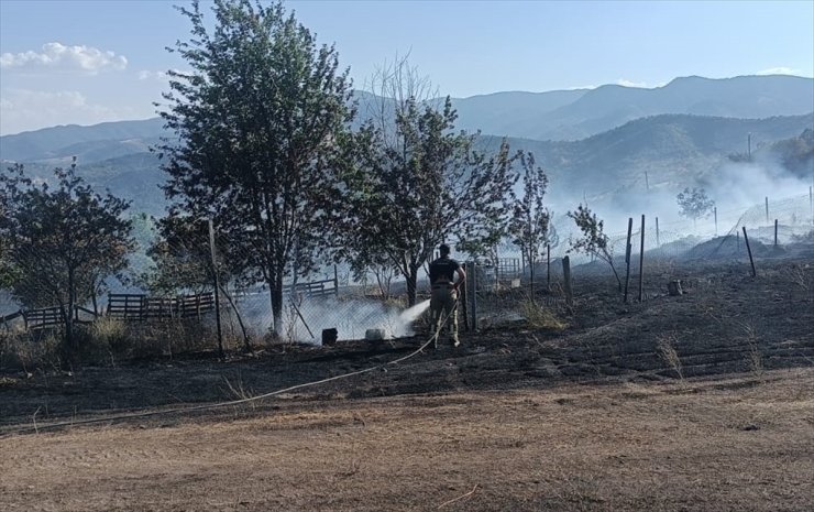 GÜNCELLEME - Kızılcahamam'da kırsal mahallede çıkan ve ağaçlık alana sıçrayan yangın söndürüldü