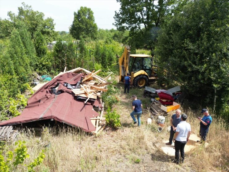 Kocaeli'de ruhsatsız 11 yapı yıkıldı