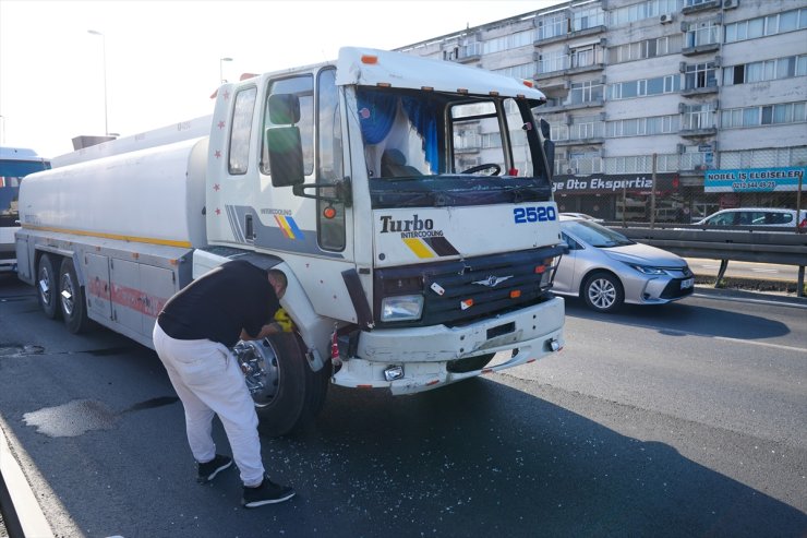 Küçükçekmece'de 4 aracın karıştığı zincirleme kazada 13 kişi yaralandı