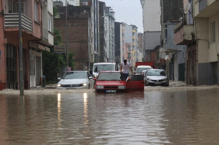 Ordu'nun Fatsa ilçesinde şiddetli yağış su baskınlarına neden oldu