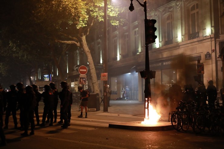 Paris'te polisten, aşırı sağ karşıtlarına biber gazıyla müdahale