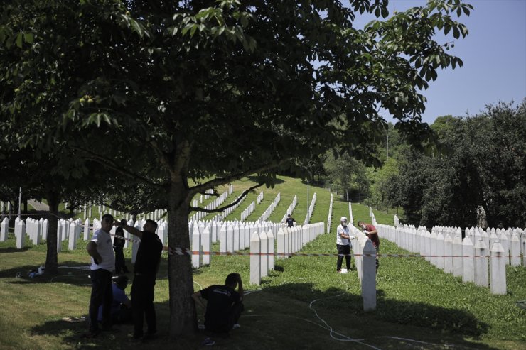 Srebrenitsa'da toprağa verilecek 14 soykırım kurbanı için mezar yerleri kazıldı