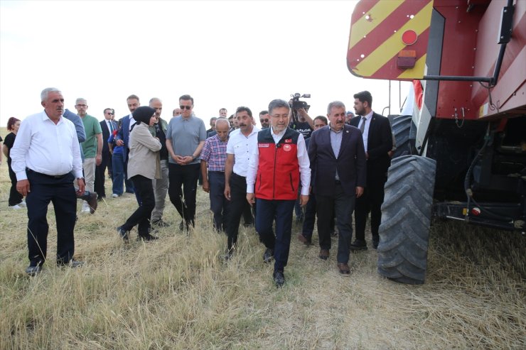 Tarım ve Orman Bakanı Yumaklı, Eskişehir'de arpa hasadında konuştu: