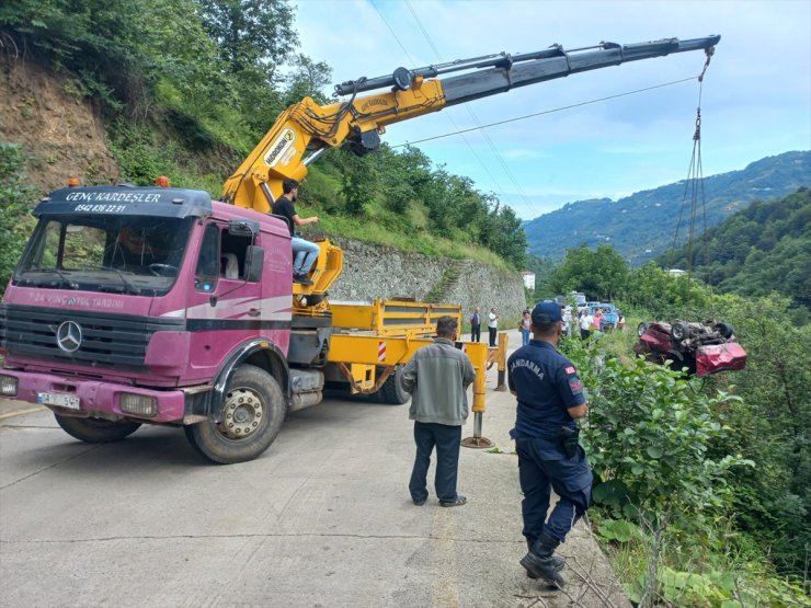 Trabzon'da dereye yuvarlanan otomobilin sürücüsü öldü