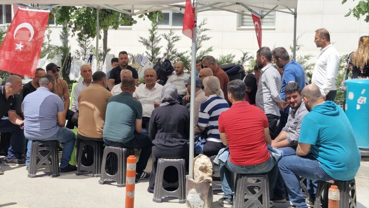 Van'da işten çıkarılan belediye çalışanlarının eylemi sürüyor