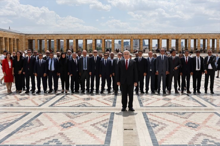 Yargıda Birlik Derneği Başkanı Kırmaz ve beraberindeki heyet Anıtkabir'i ziyaret etti