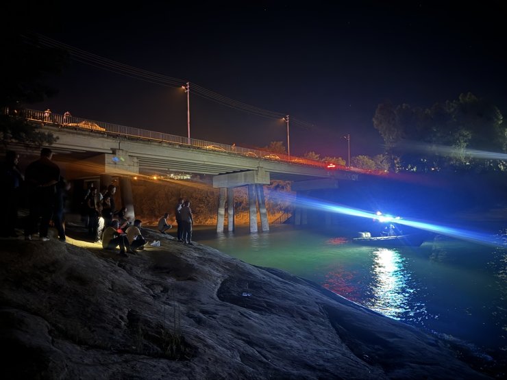 Adana'da baraj gölüne giren genç gözden kayboldu