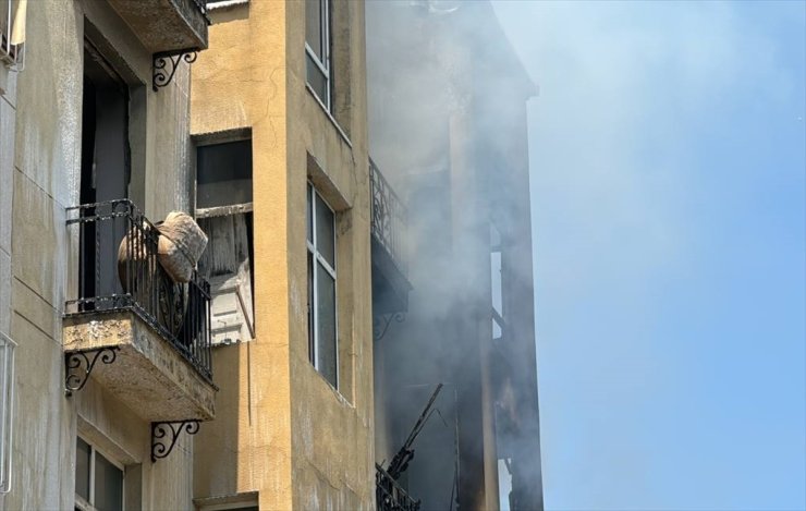 GÜNCELLEME - Beyoğlu'nda metruk binada çıkan yangın söndürüldü