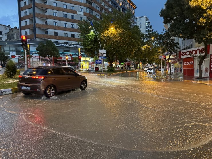 Elazığ'da sağanak hayatı olumsuz etkiledi