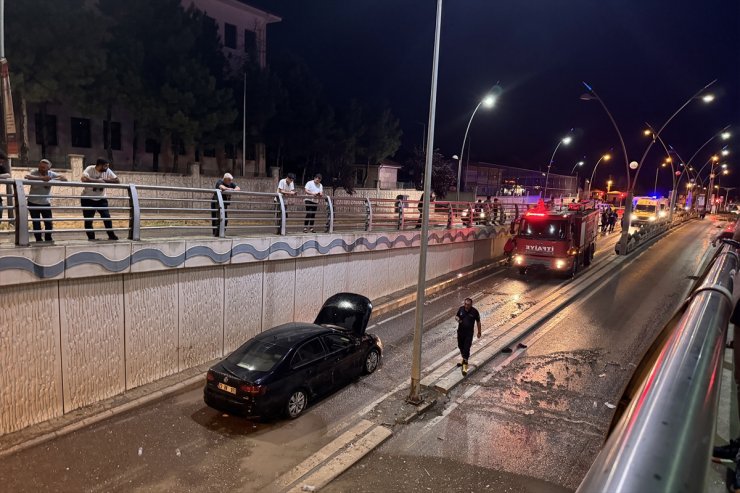 Elazığ'da sağanak sonrası alt geçitte mahsur kalan otomobildeki 4 kişi kurtarıldı