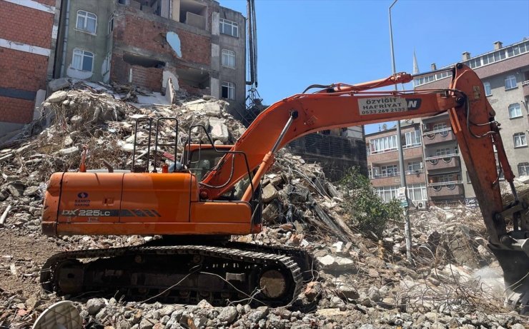 Güngören'de bir binanın yıkımı sırasında yandaki bina zarar gördü