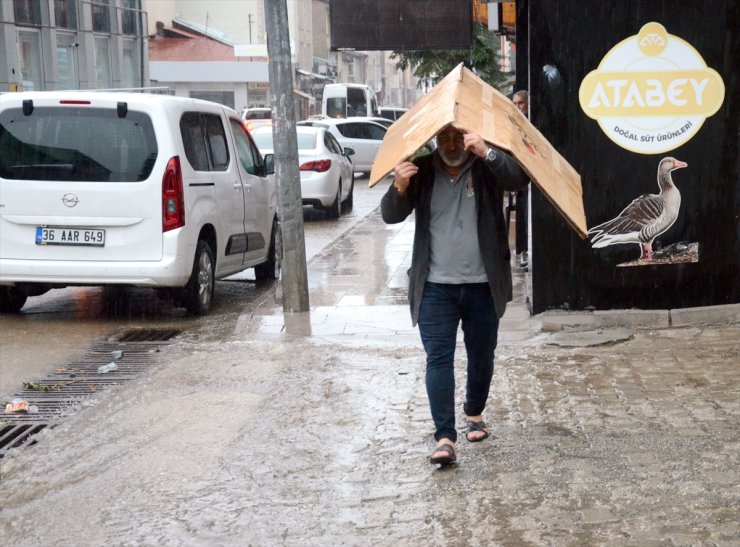 Kars'ta sağanak nedeniyle bazı ev ve odunlukları su bastı