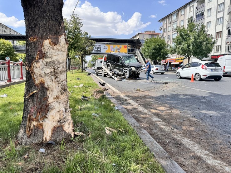 Kayseri'de ciple çarpışan hafif ticari araçtaki 2 kişi yaralandı