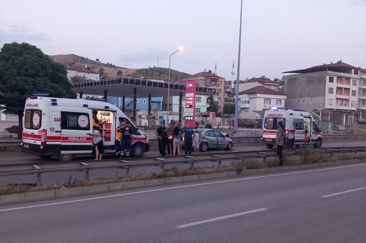 Samsun'da tıra çarpan otomobildeki 6 kişi yaralandı