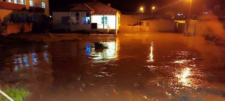 Van'da şiddetli sağanak taşkına neden oldu