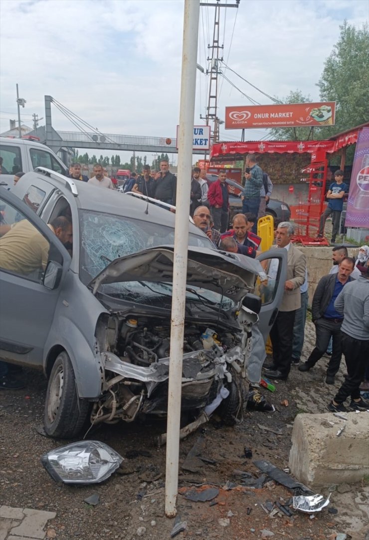 Ağrı'da reklam tabelasına ve duvara çarpan hafif ticari araçtaki 4 kişi yaralandı