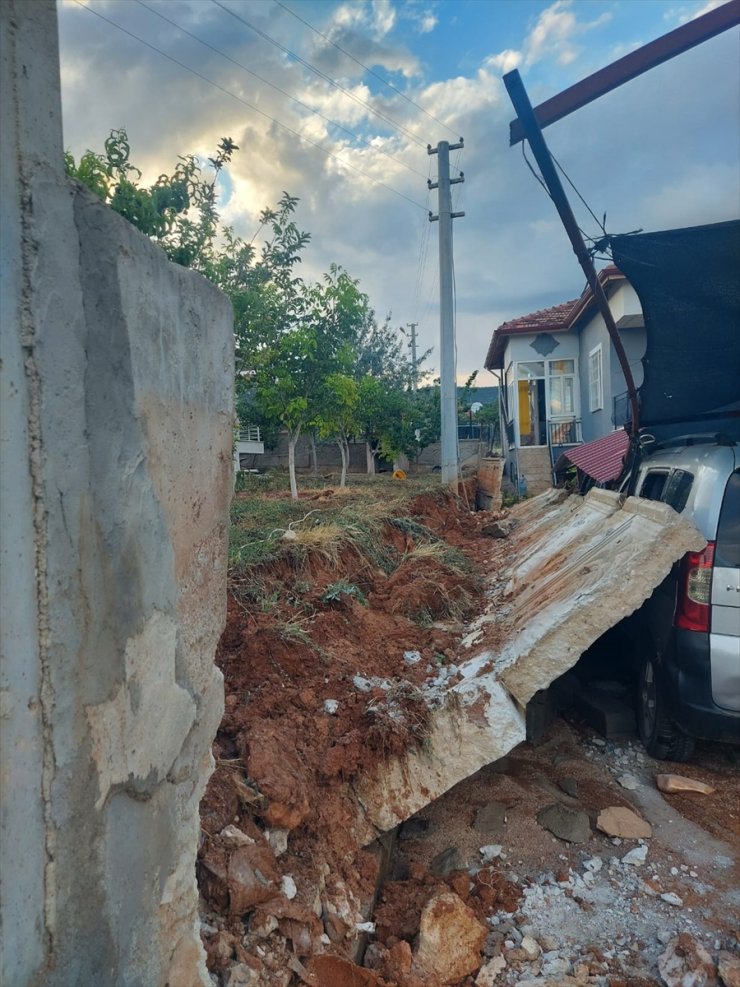 Antalya'da sağanak ve fırtına etkili oldu