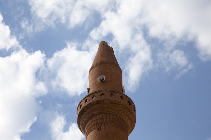 Bitlis'te yıldırım düşen caminin minaresi zarar gördü, müezzin hafif yaralandı