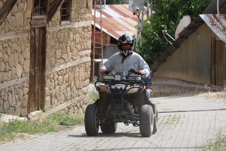 Erzincan'da 40 yıllık muhtar "Şükrü dede" köyün işlerine ATV'siyle yetişiyor