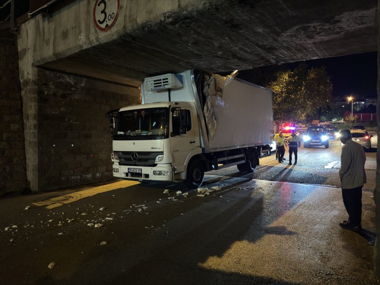 Erzurum'da alt geçitte sıkışan kamyondaki 2 kişi yaralandı