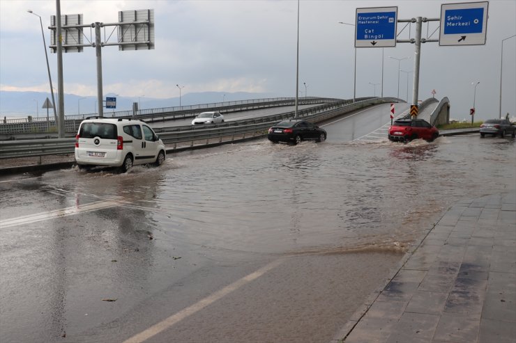 Erzurum ile Ağrı'da sağanak, Palandöken'in zirvesinde ise dolu etkili oldu