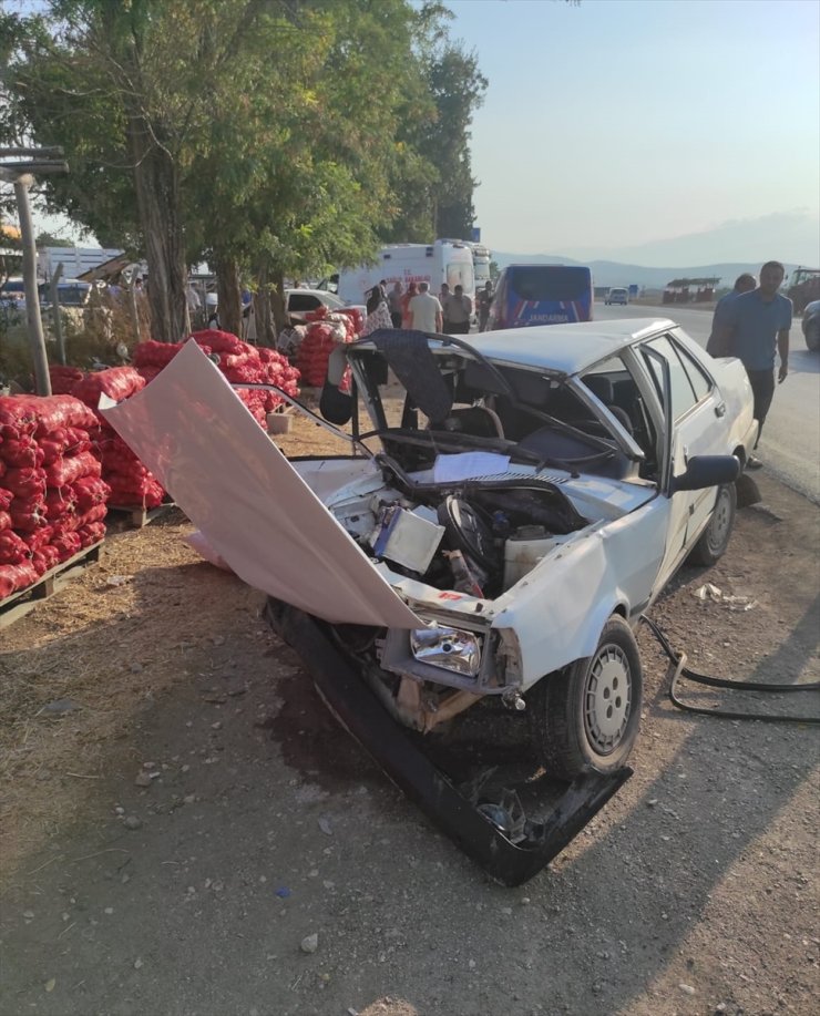 Gaziantep'te iki otomobilin çarpıştığı kazada 5 kişi yaralandı