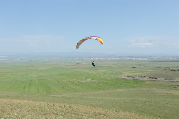 Kars'ın yamaç paraşütü pilotları şehre yeni bir soluk getiriyor